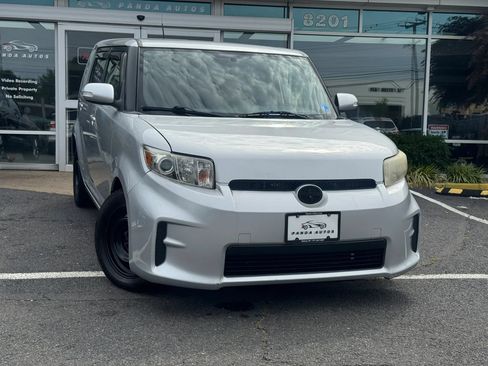 Used 2012 Scion xB FWD image 1