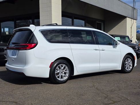 Used 2022 Chrysler Pacifica Touring-L image 2