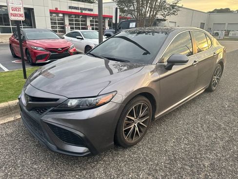 Used 2021 Toyota Camry SE FWD image 1