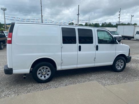 Used 2010 Chevrolet Express 1500 RWD image 2