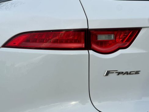 Used 2018 Jaguar F-PACE R-Sport image 28
