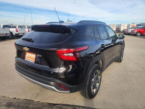 Used 2025 Chevrolet Trax LT image 3