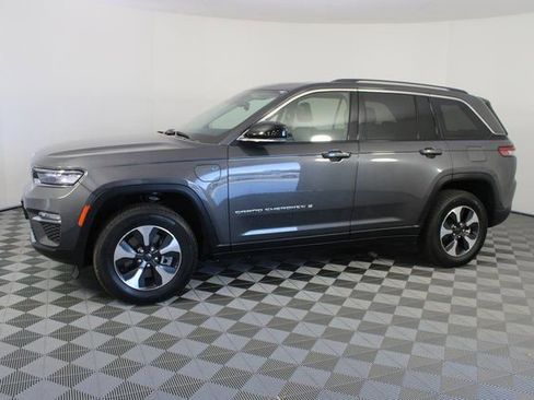 Used 2023 Jeep Grand Cherokee 4WD 4xe image 2