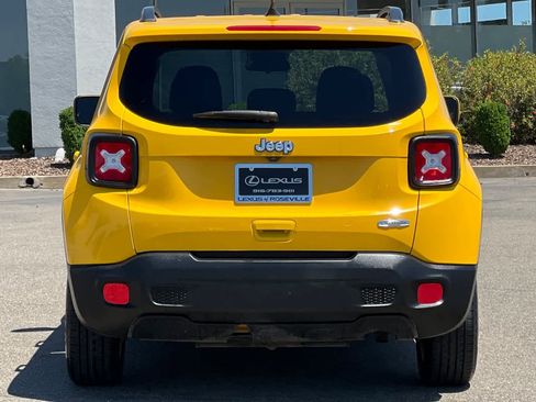 Used 2018 Jeep Renegade Latitude FWD image 8