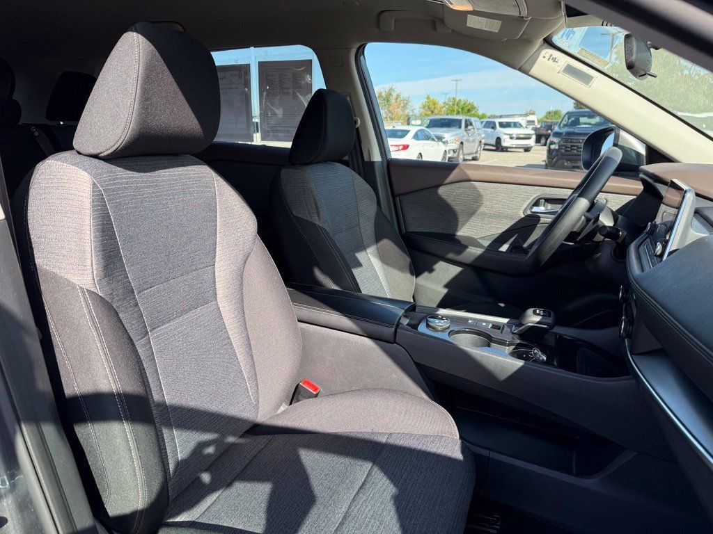 Used 2023 Nissan Rogue SV AWD/4WD image 18