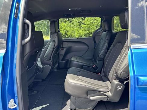 New 2027 Chrysler Pacifica Select AWD/4WD image 6