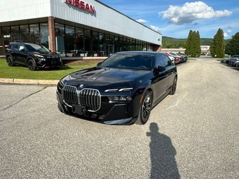 Used 2025 BMW 740i xDrive AWD/4WD image 4