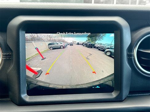 Used 2023 Jeep Wrangler Unlimited Sahara w/ Cold Weather Group image 15