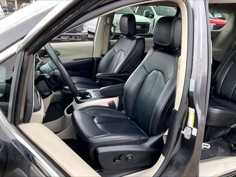 Used 2023 Chrysler Pacifica Touring-L image 8