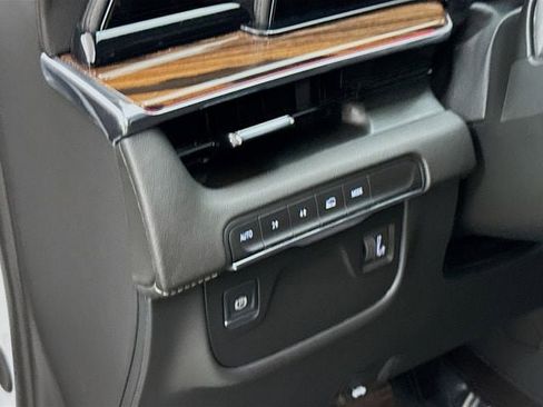 Used 2024 Cadillac Escalade Luxury image 12