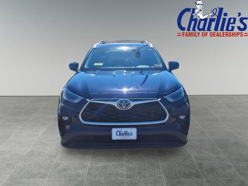 Used 2022 Toyota Highlander XLE AWD/4WD image 2