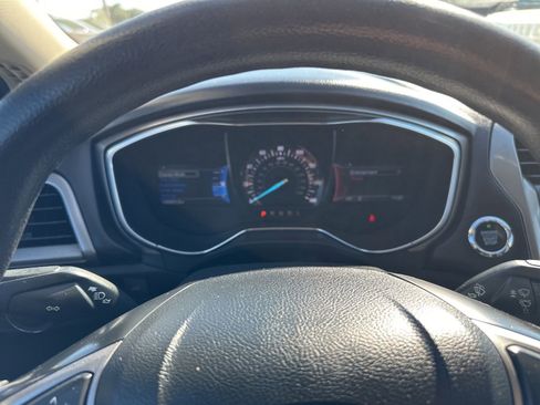 Used 2017 Ford Fusion SE w/ Fusion SE Technology Package image 28