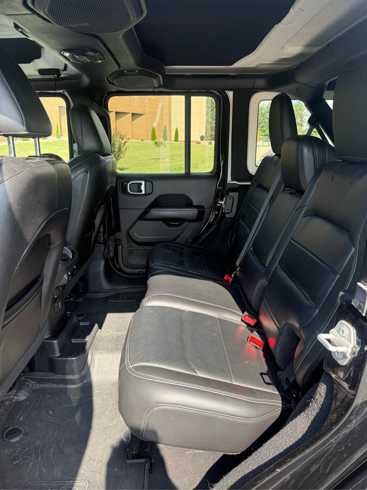Used 2018 Jeep Wrangler Unlimited Sahara AWD/4WD image 11