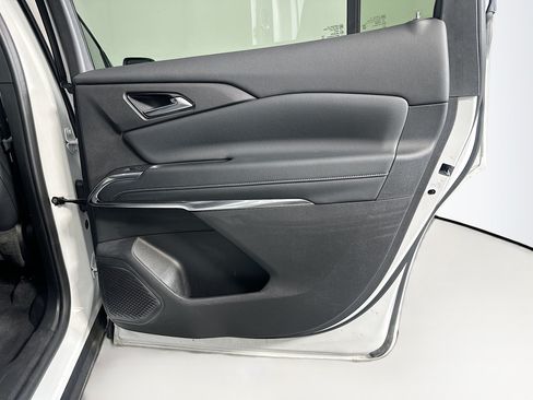 Used 2025 Chevrolet Traverse LT FWD image 32