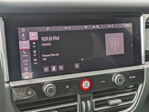 Used 2025 Porsche Macan image 17