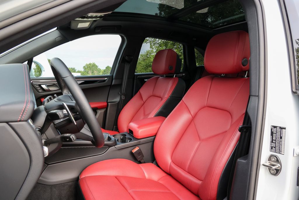 Certified 2026 Porsche Macan AWD/4WD image 5