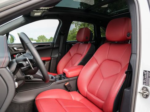 Certified 2026 Porsche Macan AWD/4WD image 5