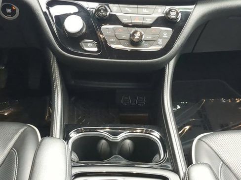 Used 2025 Chrysler Pacifica Limited image 19