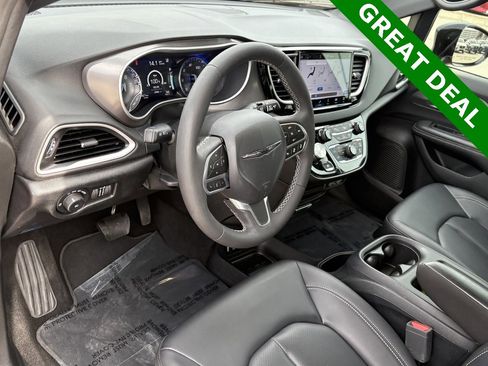 Used 2025 Chrysler Pacifica Select image 14