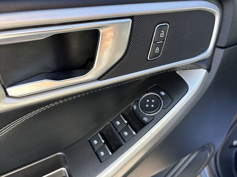 Used 2024 Ford Explorer XLT image 25