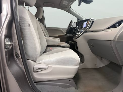 Used 2020 Toyota Sienna LE FWD image 13