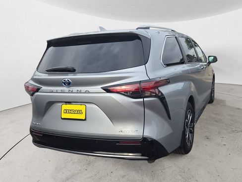 Used 2025 Toyota Sienna Platinum AWD/4WD image 5