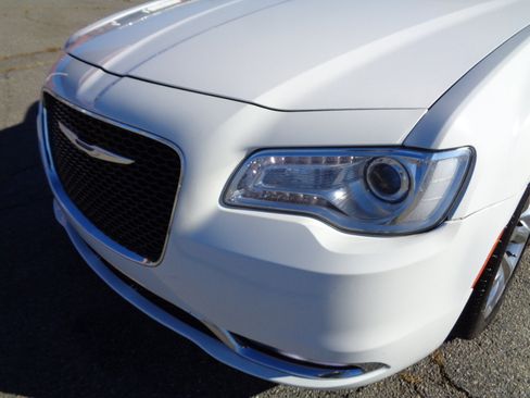 Used 2017 Chrysler 300 C image 9
