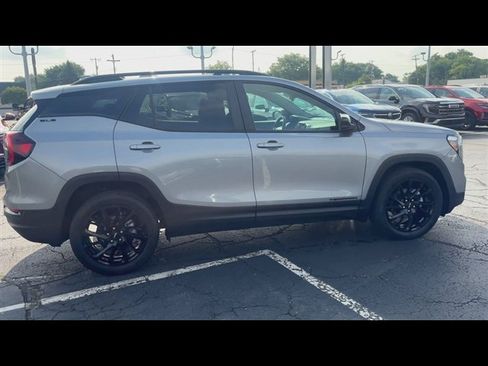 Used 2024 GMC Terrain SLE w/ Driver Convenience Package FWD image 9