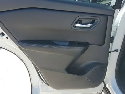 Used 2025 Nissan Rogue SV FWD image 17