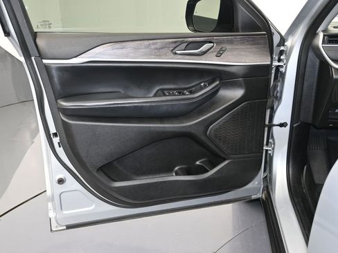 Used 2023 Jeep Grand Cherokee L Limited w/ Luxury Tech Group II image 10