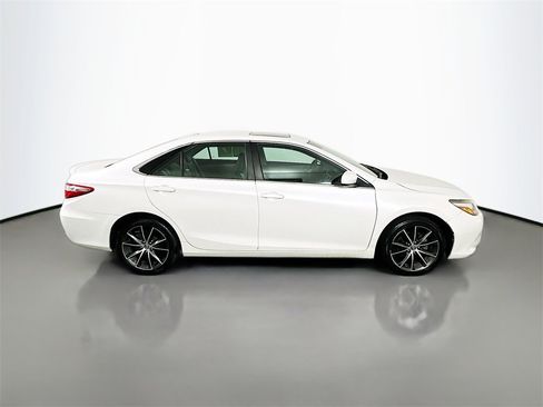 Used 2015 Toyota Camry image 8