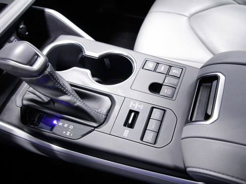 Used 2023 Toyota Highlander XLE image 32