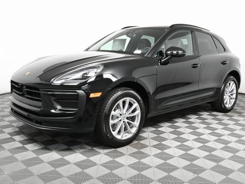 Certified 2025 Porsche Macan AWD image 1