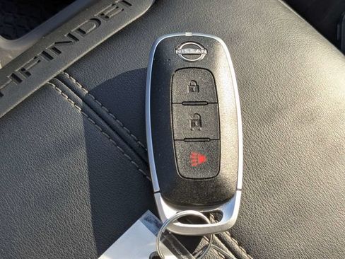 Used 2025 Nissan Pathfinder S FWD image 33