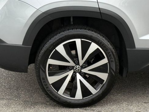 Used 2024 Volkswagen Taos SE image 7