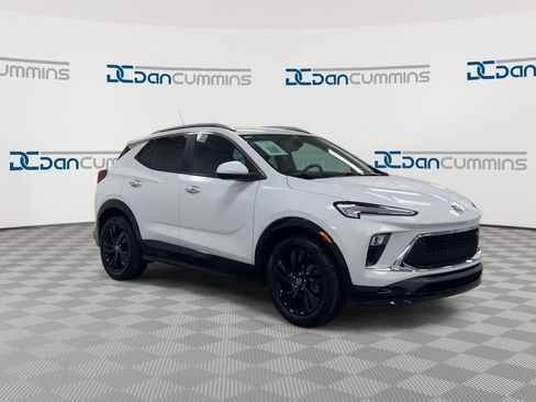 Used 2024 Buick Encore GX Sport Touring image 2