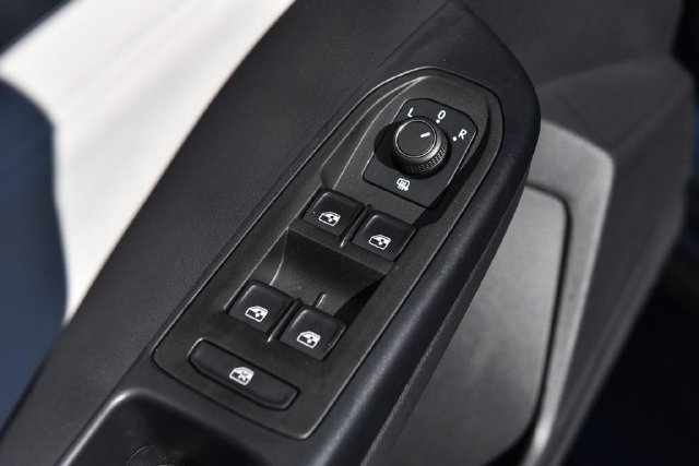Used 2025 Volkswagen Taos SE w/ Panoramic Sunroof Package FWD image 8