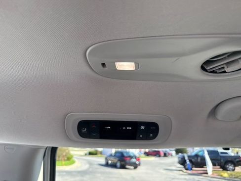 Used 2023 Chrysler Pacifica Touring-L FWD image 25