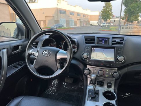 Used 2011 Toyota Highlander SE w/ Tow Pkg AWD/4WD image 11