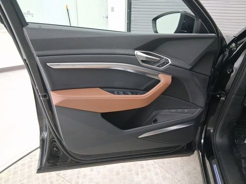 Used 2022 Audi e-tron Premium Plus w/ Premium Plus Package image 13