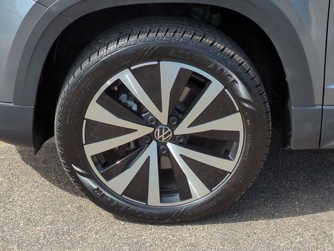 Used 2024 Volkswagen Taos SE FWD image 11
