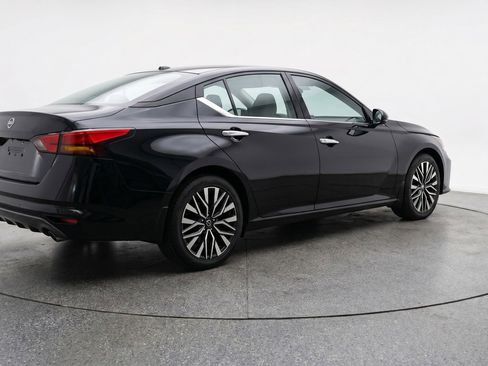 Used 2025 Nissan Altima 2.5 SV FWD image 9