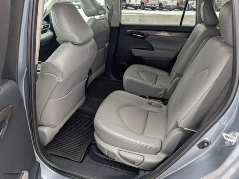 Used 2021 Toyota Highlander Limited image 19