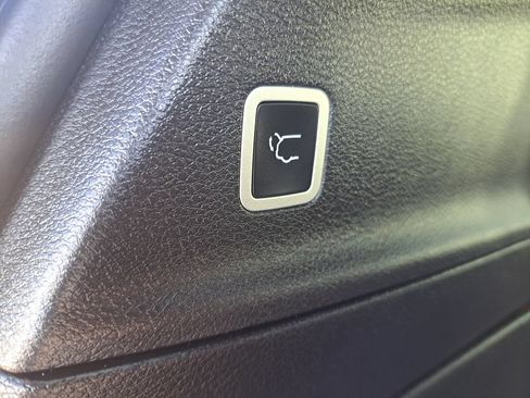 Used 2025 Chrysler Pacifica Limited FWD image 34