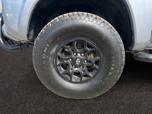 Used 2019 Toyota Tacoma SR5 AWD/4WD image 14