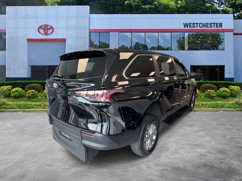 Used 2026 Toyota Sienna LE FWD image 7