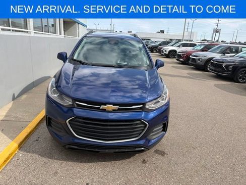 Used 2017 Chevrolet Trax LT w/ Sun & Sound Package FWD image 4
