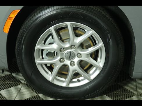 Used 2025 Chrysler Pacifica Select FWD image 11
