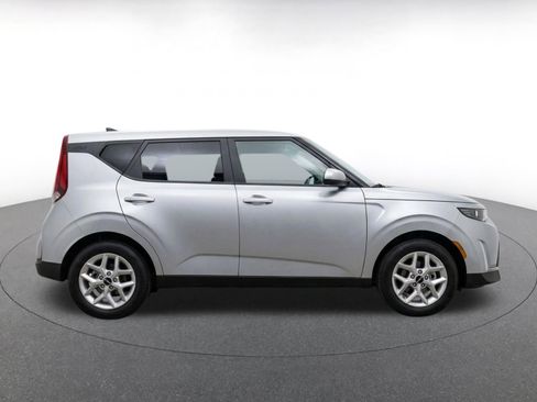 Used 2025 Kia Soul LX w/ LX Technology Package FWD image 10