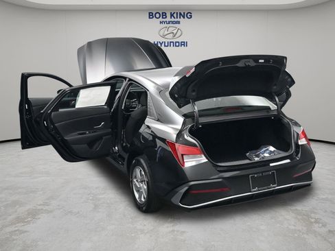 New 2026 Hyundai Elantra SE FWD image 24